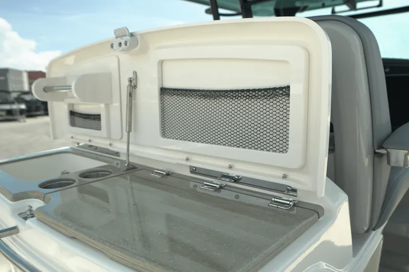 Slide: The Image of Boston Whaler 330 Outrage 2025 - 14