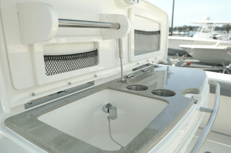 Slide: The Image of Boston Whaler 330 Outrage 2025 - 15