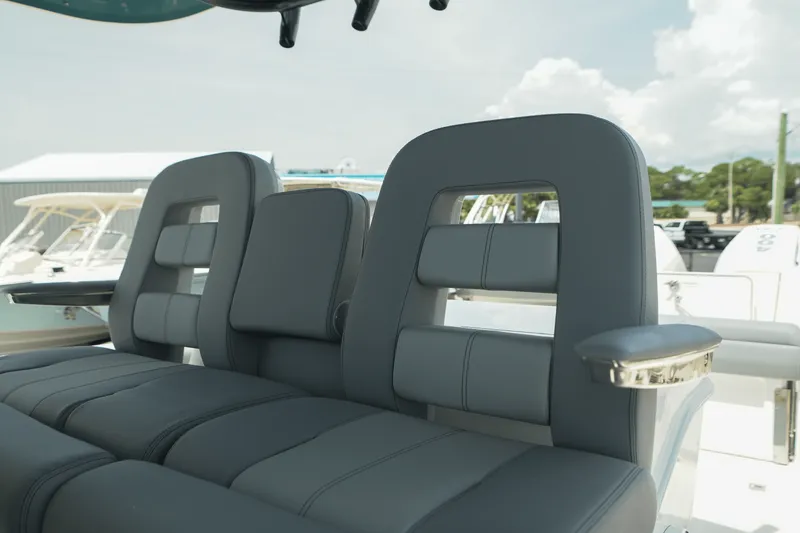 Slide: The Image of Boston Whaler 330 Outrage 2025 - 19