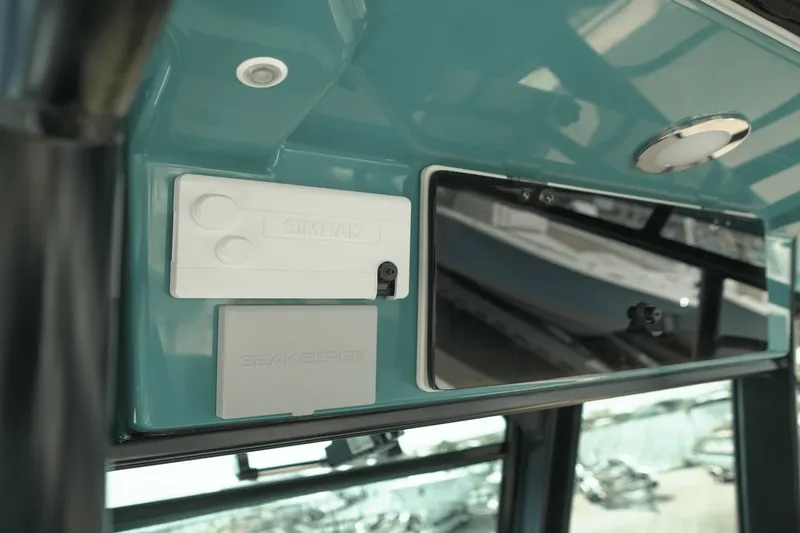 Slide: The Image of Boston Whaler 330 Outrage 2025 - 27