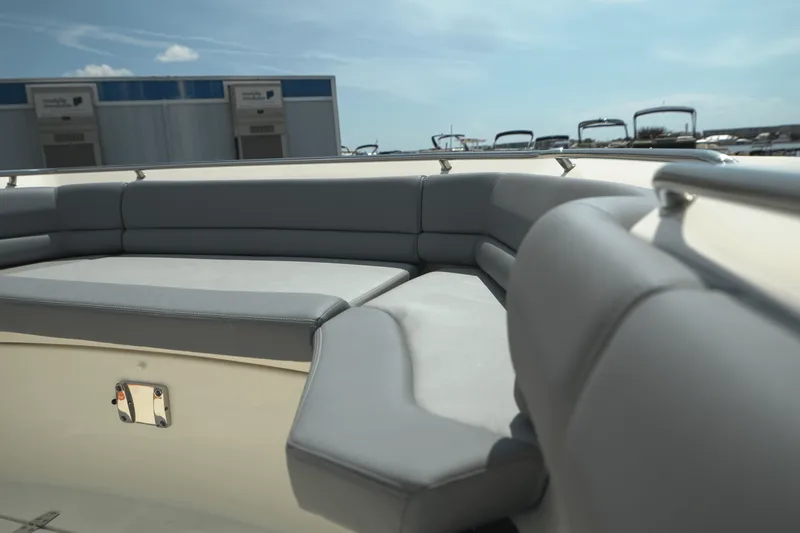 Slide: The Image of Boston Whaler 330 Outrage 2025 - 30