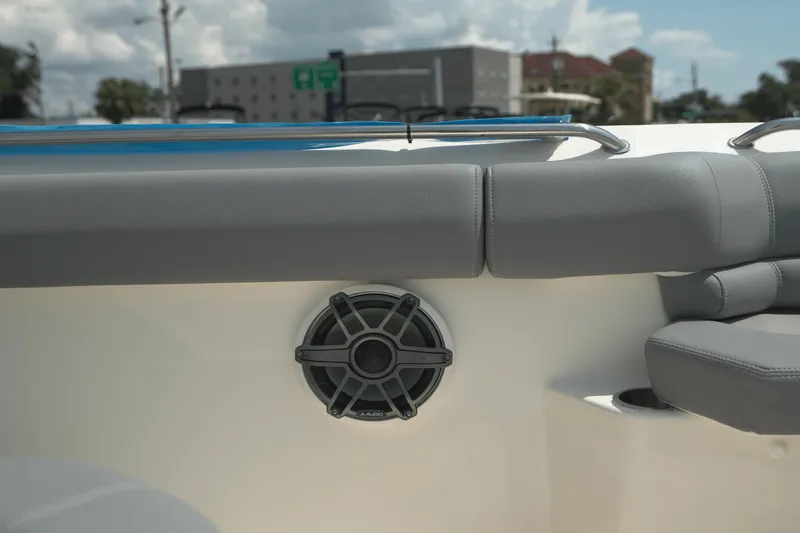 Slide: The Image of Boston Whaler 330 Outrage 2025 - 31