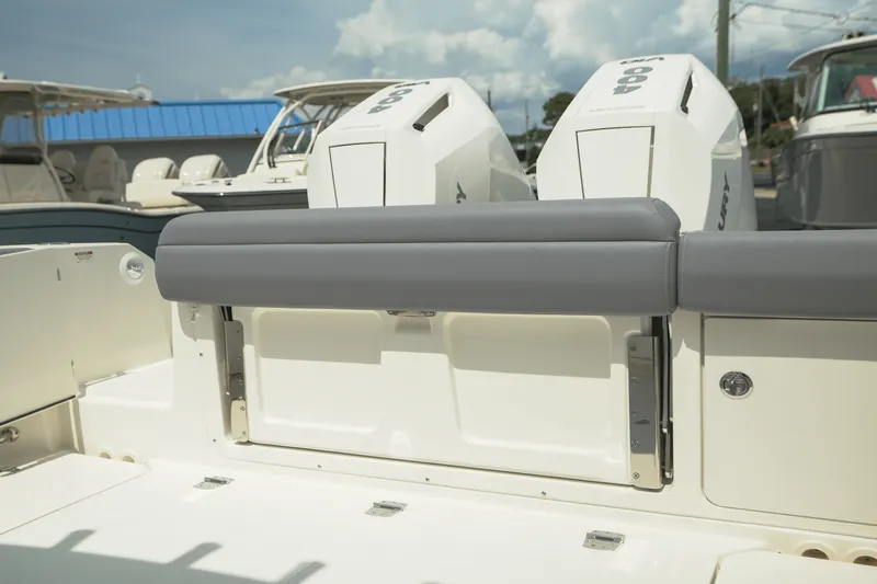 Slide: The Image of Boston Whaler 330 Outrage 2025 - 7