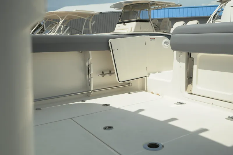 Slide: The Image of Boston Whaler 330 Outrage 2025 - 8