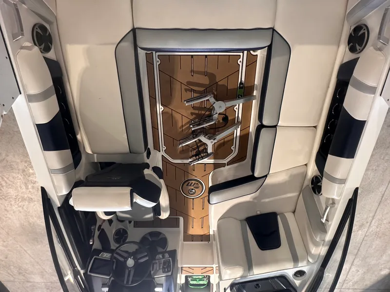 Slide: The Image of Malibu 21MLX 2019 - 15