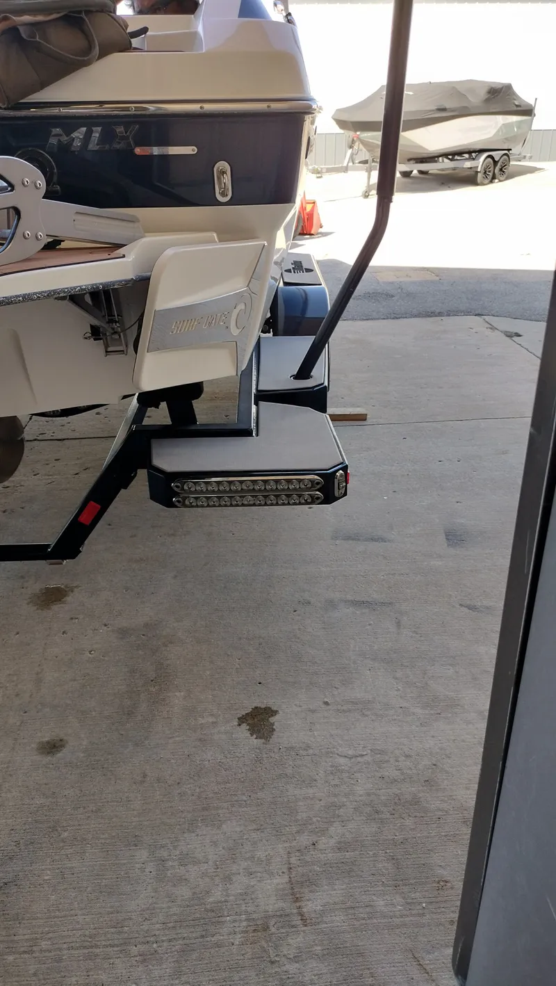 Slide: The Image of Malibu 21MLX 2019 - 33