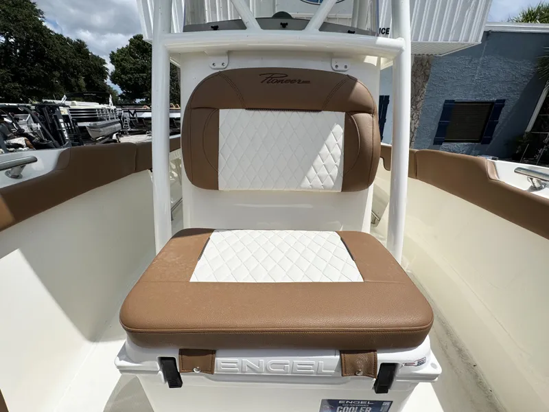 Slide: The Image of Pioneer 202 Sportfish 2025 - 20