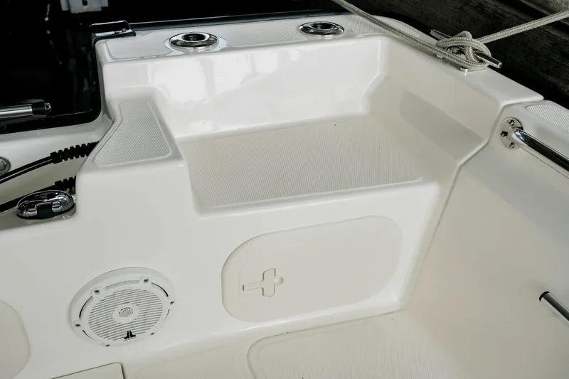 Slide: The Image of Boston Whaler 170 Montauk 2025 - 18