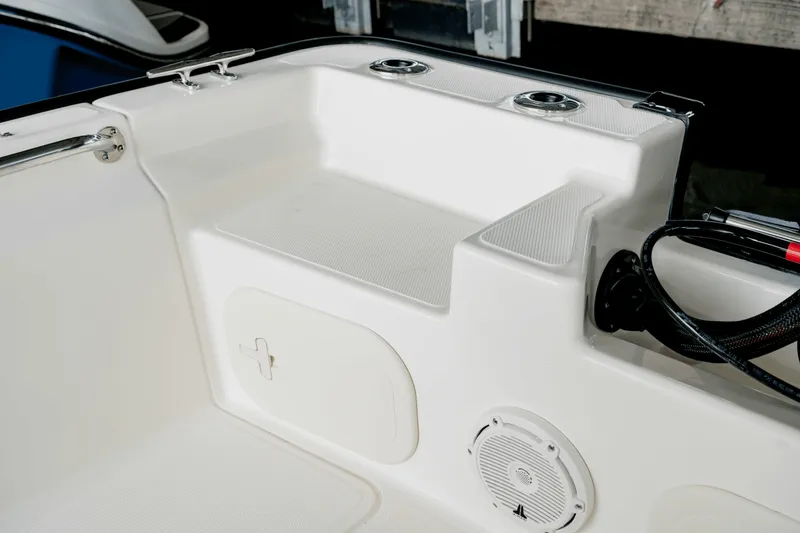 Slide: The Image of Boston Whaler 170 Montauk 2025 - 19