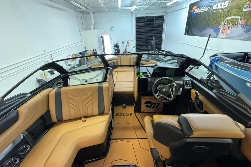 Slide: The Image of Malibu Wakesetter 25 LSV 2026 - 7