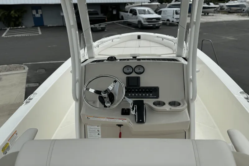 Slide: The Image of Boston Whaler 250 Dauntless 2025 - 15