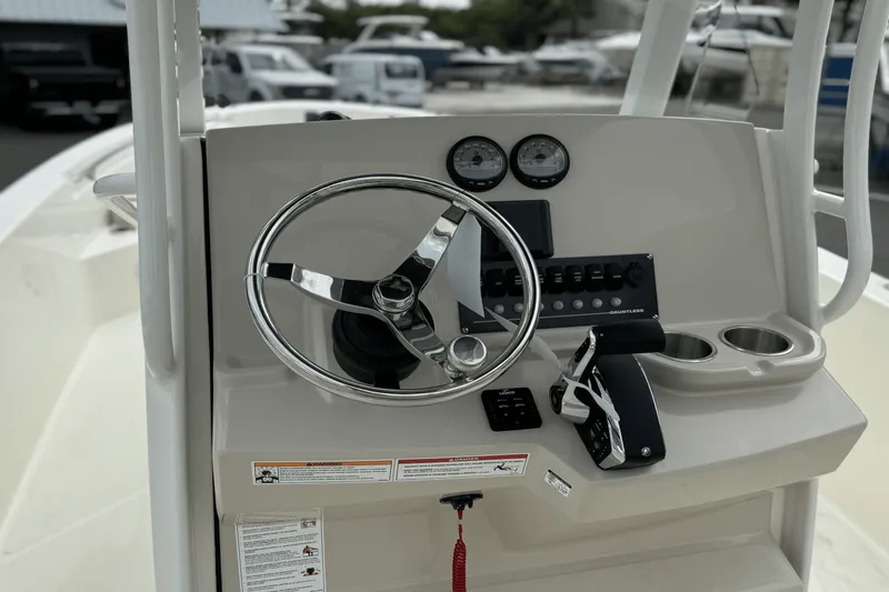 Slide: The Image of Boston Whaler 250 Dauntless 2025 - 16
