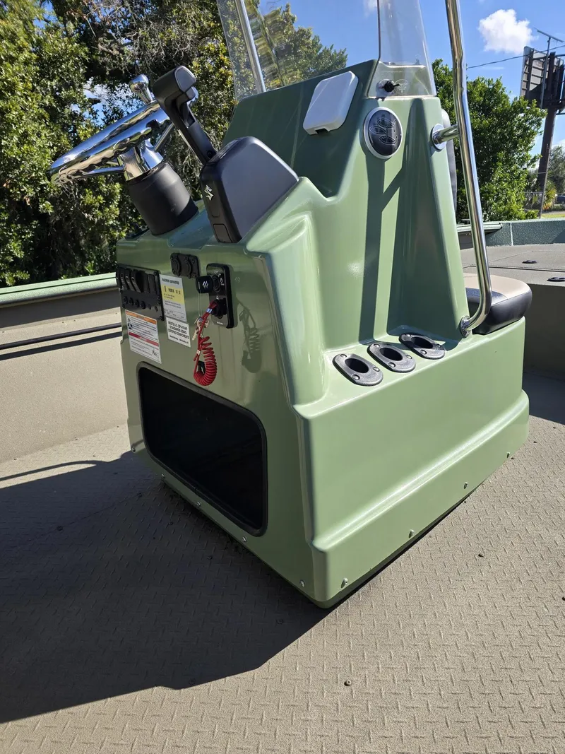 Slide: The Image of SeaArk SHADOW 20T CC 2026 - 3