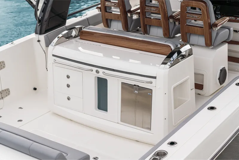 Slide: The Image of Boston Whaler 420 Outrage 2027 - 9