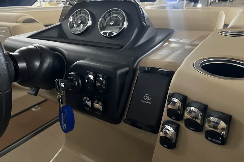 Slide: The Image of Harris 230 Sunliner 2025 - 11