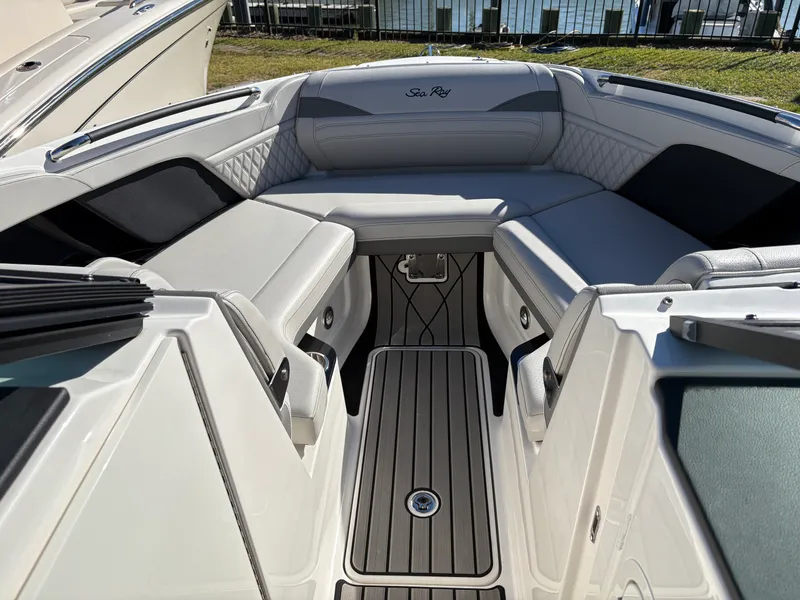 Slide: The Image of Sea Ray SLX 260 Outboard 2025 - 13