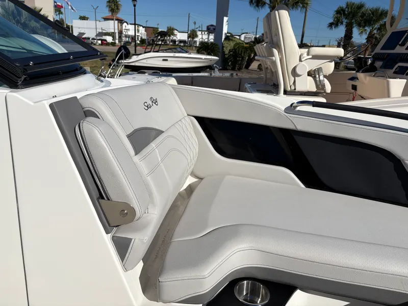 Slide: The Image of Sea Ray SLX 260 Outboard 2025 - 15