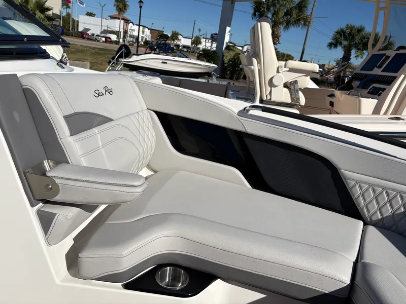 Slide: The Image of Sea Ray SLX 260 Outboard 2025 - 16