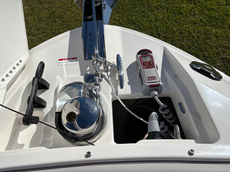 Slide: The Image of Sea Ray SLX 260 Outboard 2025 - 18
