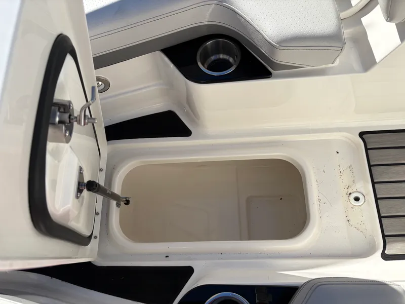 Slide: The Image of Sea Ray SLX 260 Outboard 2025 - 19