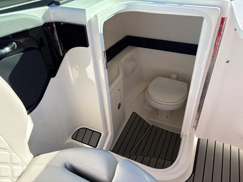 Slide: The Image of Sea Ray SLX 260 Outboard 2025 - 22