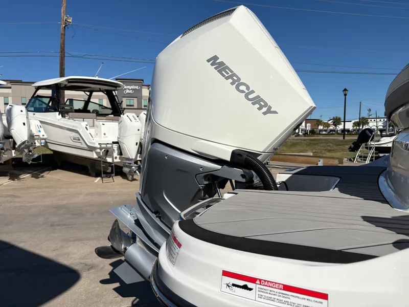 Slide: The Image of Sea Ray SLX 260 Outboard 2025 - 24