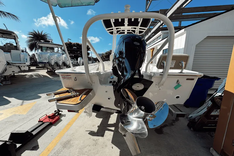 Slide: The Image of Boston Whaler 190 Montauk 2025 - 12