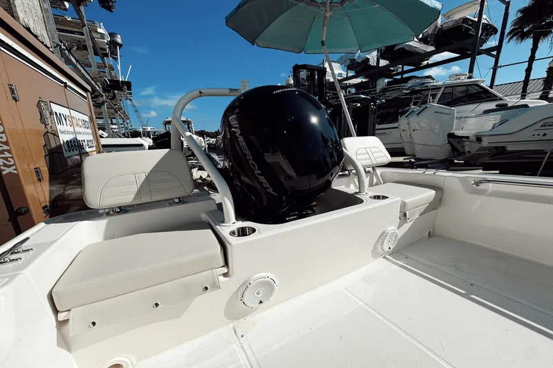 Slide: The Image of Boston Whaler 190 Montauk 2025 - 15