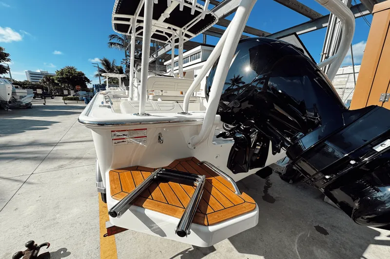 Slide: The Image of Boston Whaler 190 Montauk 2025 - 16