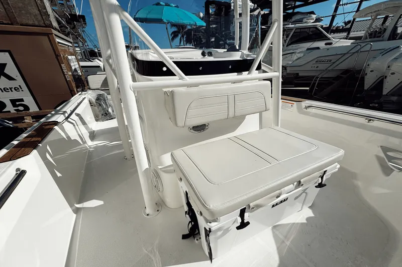 Slide: The Image of Boston Whaler 190 Montauk 2025 - 17