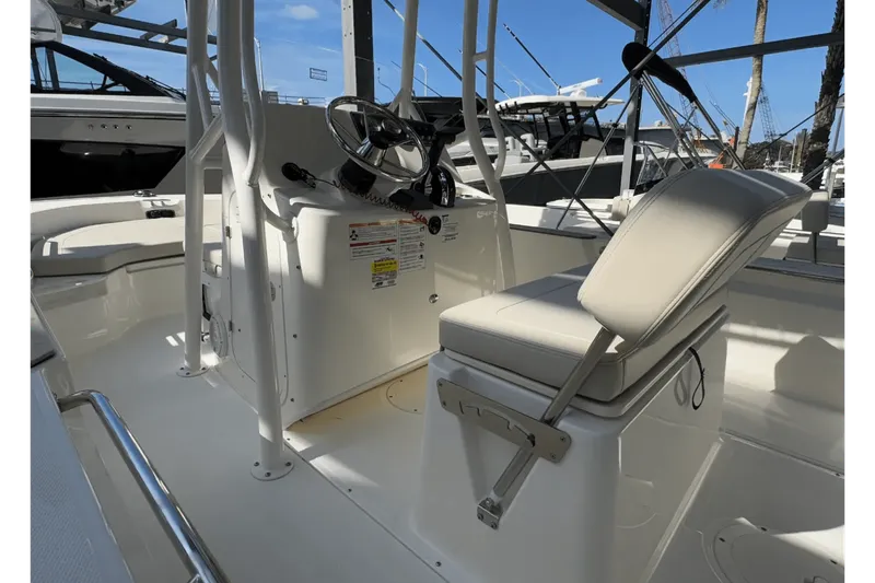 Slide: The Image of Boston Whaler 190 Montauk 2025 - 4