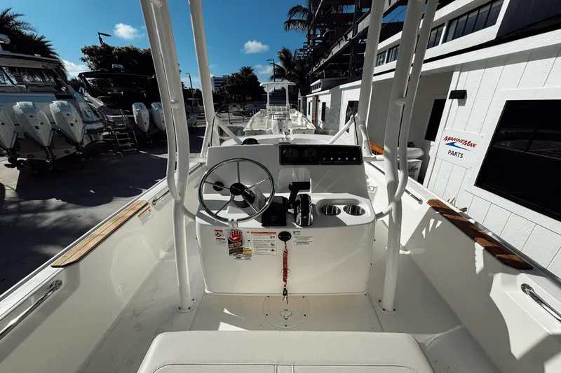 Slide: The Image of Boston Whaler 190 Montauk 2025 - 5