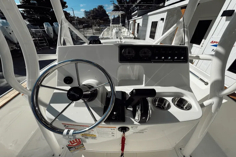 Slide: The Image of Boston Whaler 190 Montauk 2025 - 6