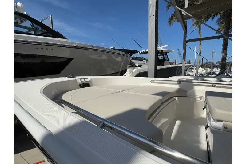 Slide: The Image of Boston Whaler 190 Montauk 2025 - 7