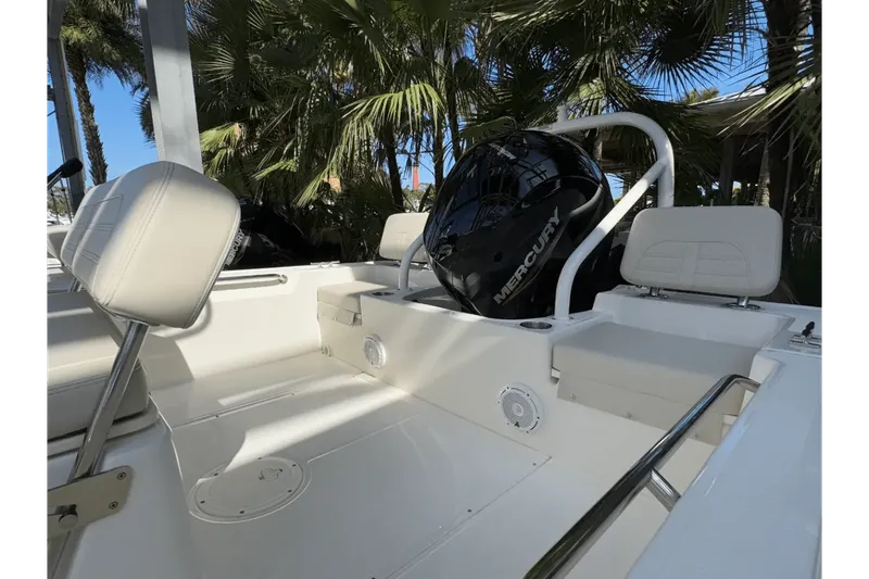 Slide: The Image of Boston Whaler 190 Montauk 2025 - 9