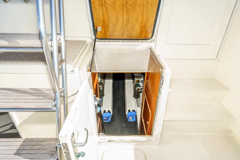 Slide: The Image of Hatteras 60 Convertible 1978 - 30