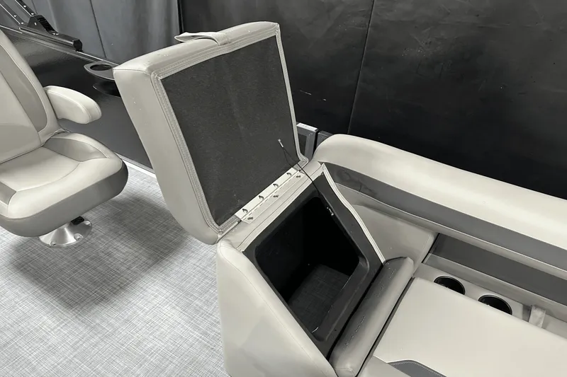 Slide: The Image of Premier 220 Sunscape 2025 - 30