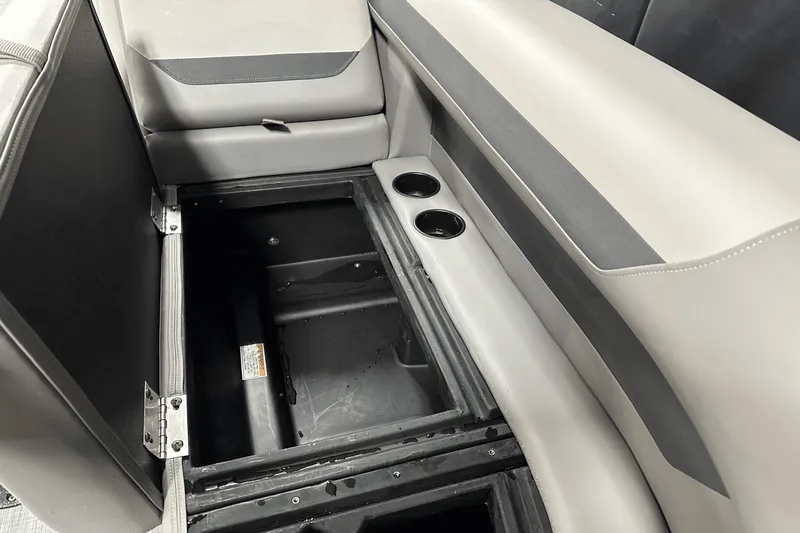 Slide: The Image of Premier 220 Sunscape 2025 - 32