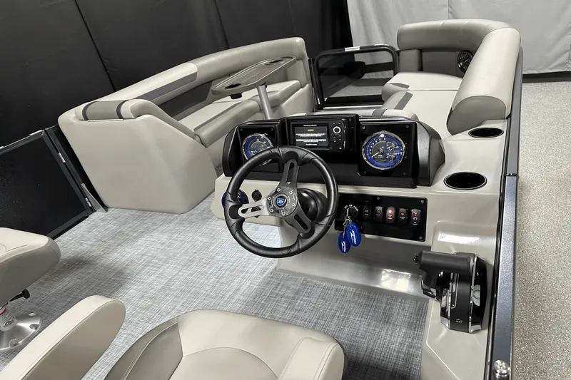 Slide: The Image of Premier 220 Sunscape 2025 - 9