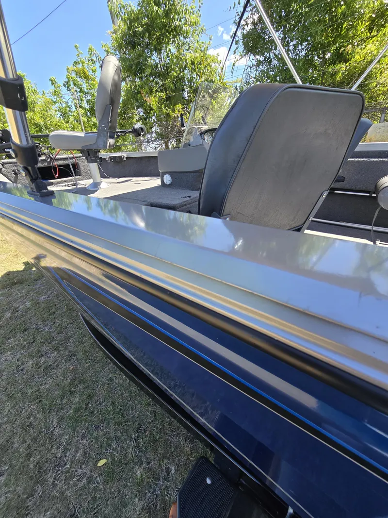 Slide: The Image of Crestliner 1650 FISH HAWK 2016 - 21