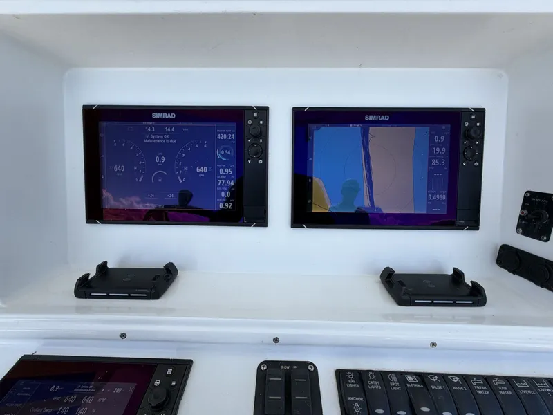 Slide: The Image of Yellowfin 32 Offshore 2010 - 32