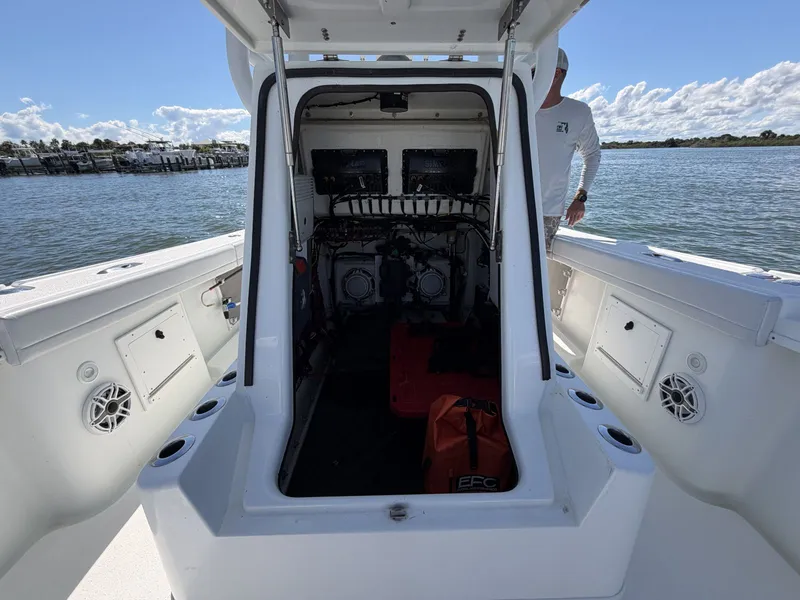 Slide: The Image of Yellowfin 32 Offshore 2010 - 45