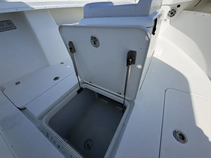 Slide: The Image of Yellowfin 32 Offshore 2010 - 40