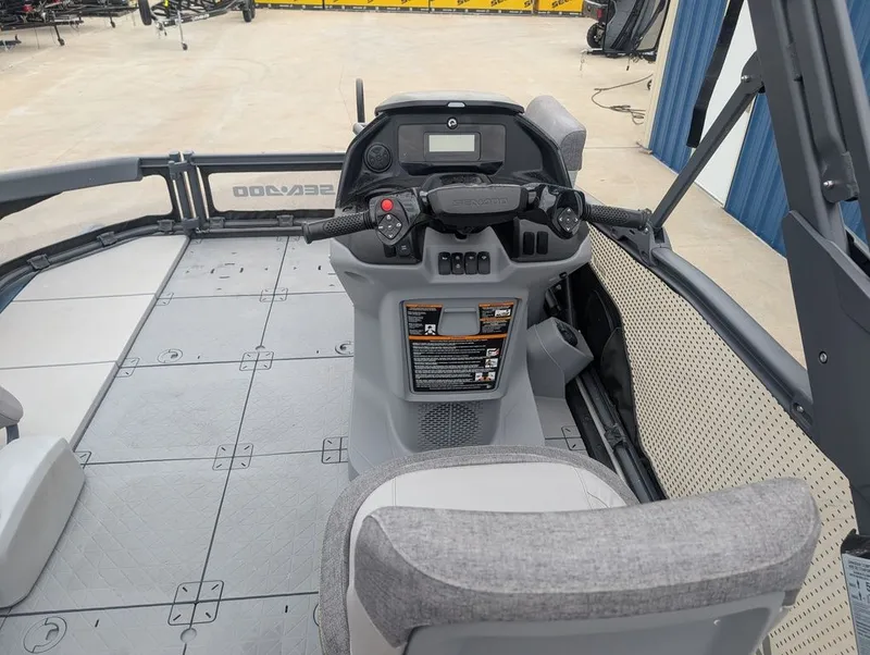 Slide: The Image of Sea-Doo Switch® Sport Compact - 170 hp 2024 - 11