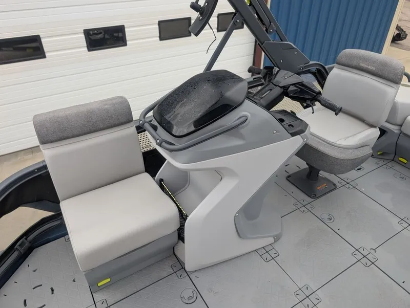 Slide: The Image of Sea-Doo Switch® Sport Compact - 170 hp 2024 - 9