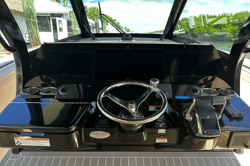 Slide: The Image of Scout 425 LXF 2025 - 10