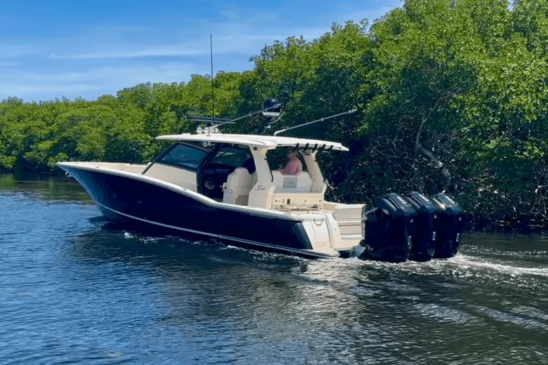 Slide: The Image of Scout 425 LXF 2025 - 2