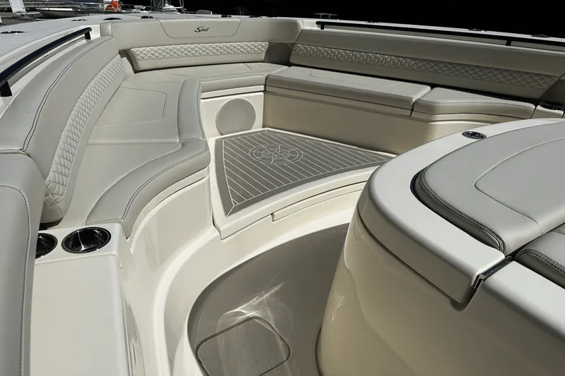 Slide: The Image of Scout 425 LXF 2025 - 4