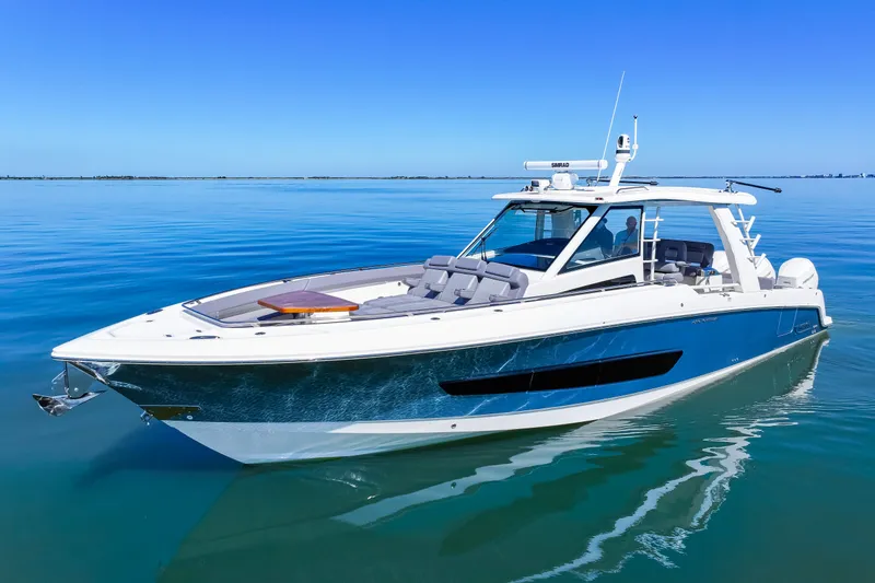 Slide: The Image of Boston Whaler 420 Outrage 2025 - 1