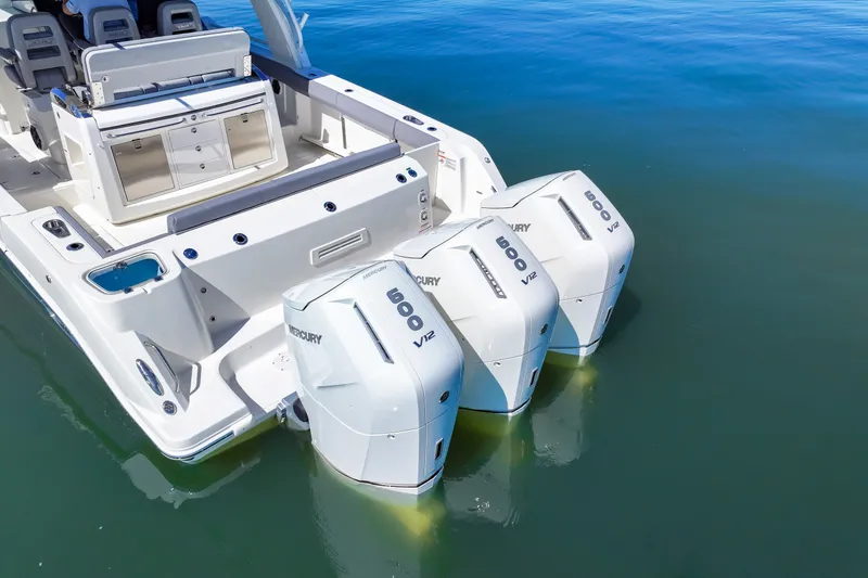 Slide: The Image of Boston Whaler 420 Outrage 2025 - 14
